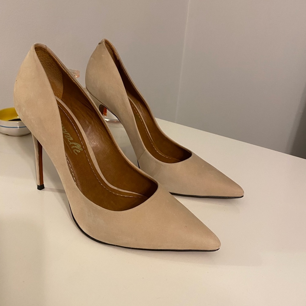 Lintervalle Beige Suede Heels